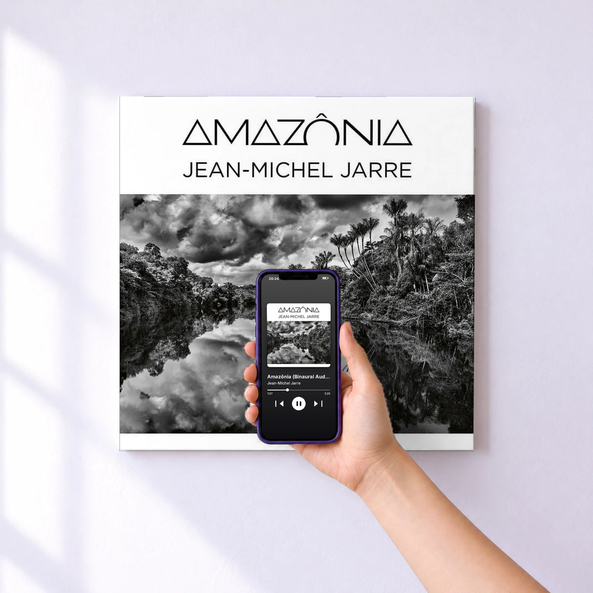 Affiche connectée Amazônia (Binaural Audio - Headphones Only) de Jean-Michel Jarre au mur : l'album se lance en approchant le téléphone
