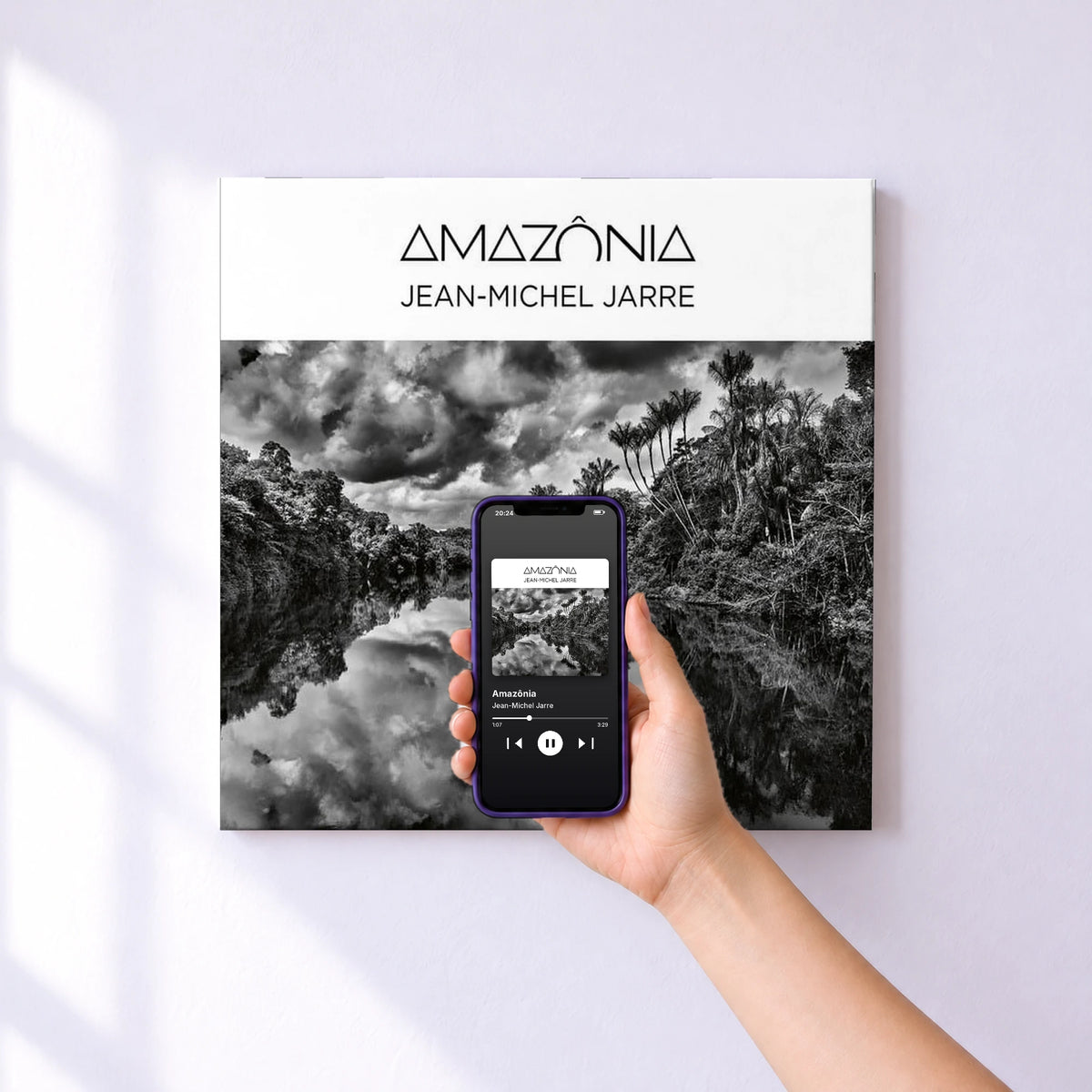 Affiche connectée Amazônia de Jean-Michel Jarre au mur : l'album se lance en approchant le téléphone