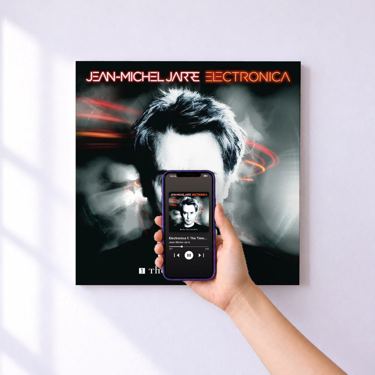 Affiche connectée Electronica 1: The Time Machine de Jean-Michel Jarre au mur : l'album se lance en approchant le téléphone