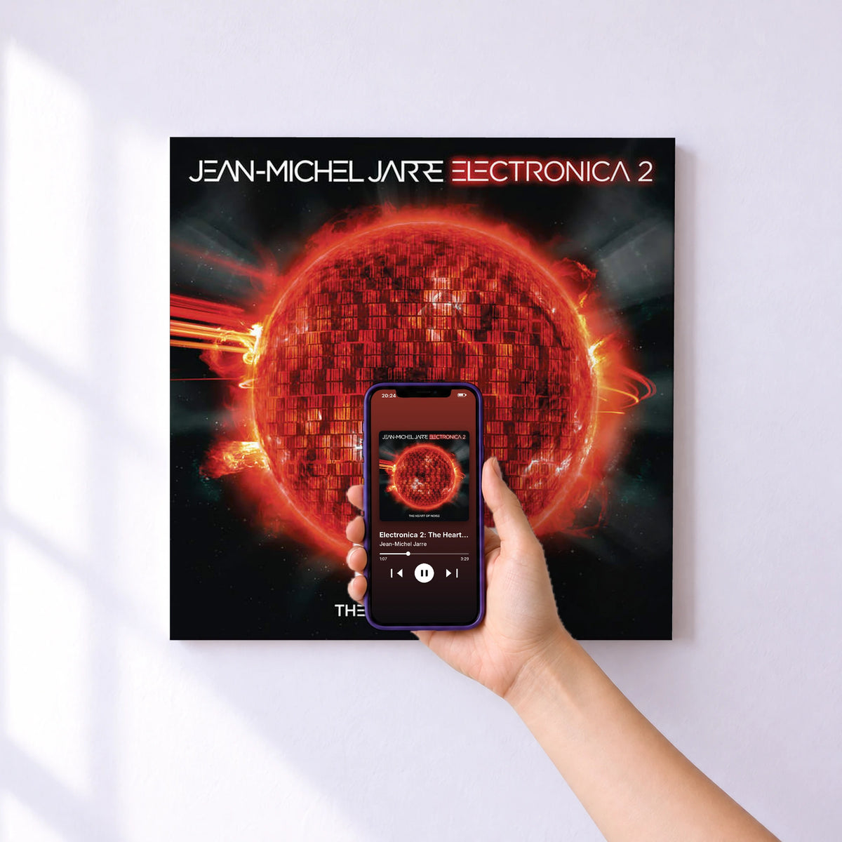 Affiche connectée Electronica 2: The Heart of Noise de Jean-Michel Jarre au mur : l'album se lance en approchant le téléphone