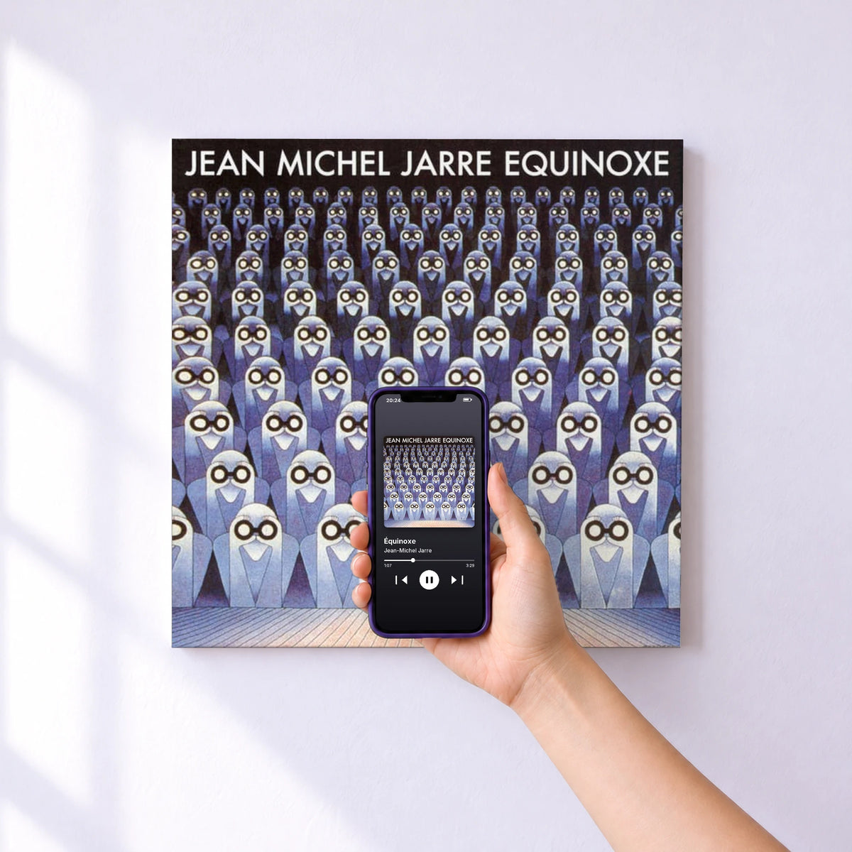 Affiche connectée Équinoxe de Jean-Michel Jarre au mur : l'album se lance en approchant le téléphone