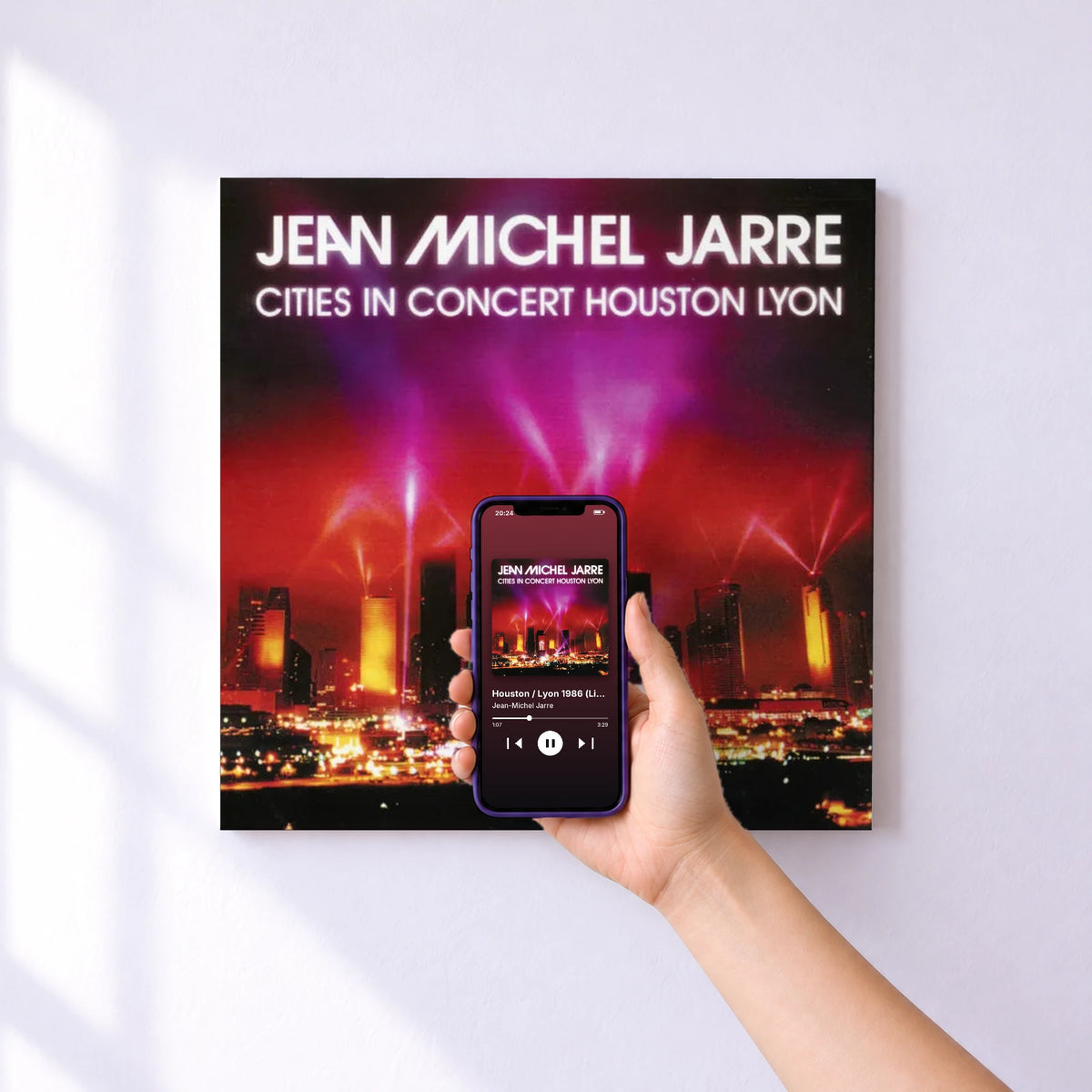 Affiche connectée Houston / Lyon 1986 (Live) de Jean-Michel Jarre au mur : l'album se lance en approchant le téléphone