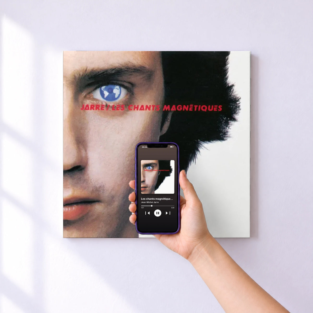 Affiche connectée Les chants magnétiques / Magnetic Fields de Jean-Michel Jarre au mur : l'album se lance en approchant le téléphone