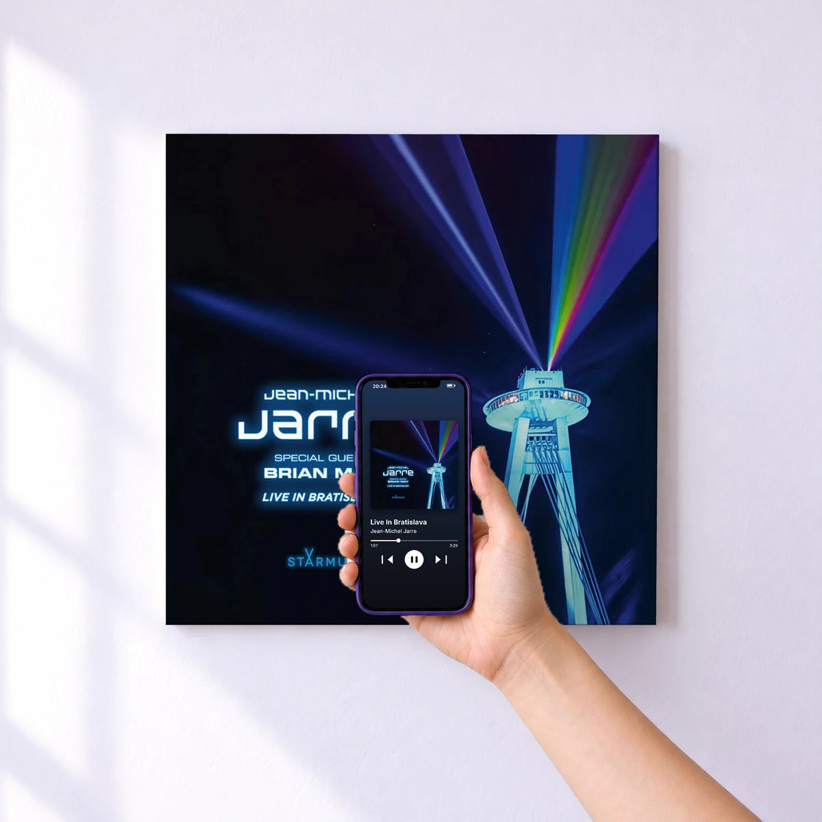 Affiche connectée Live In Bratislava de Jean-Michel Jarre au mur : l'album se lance en approchant le téléphone