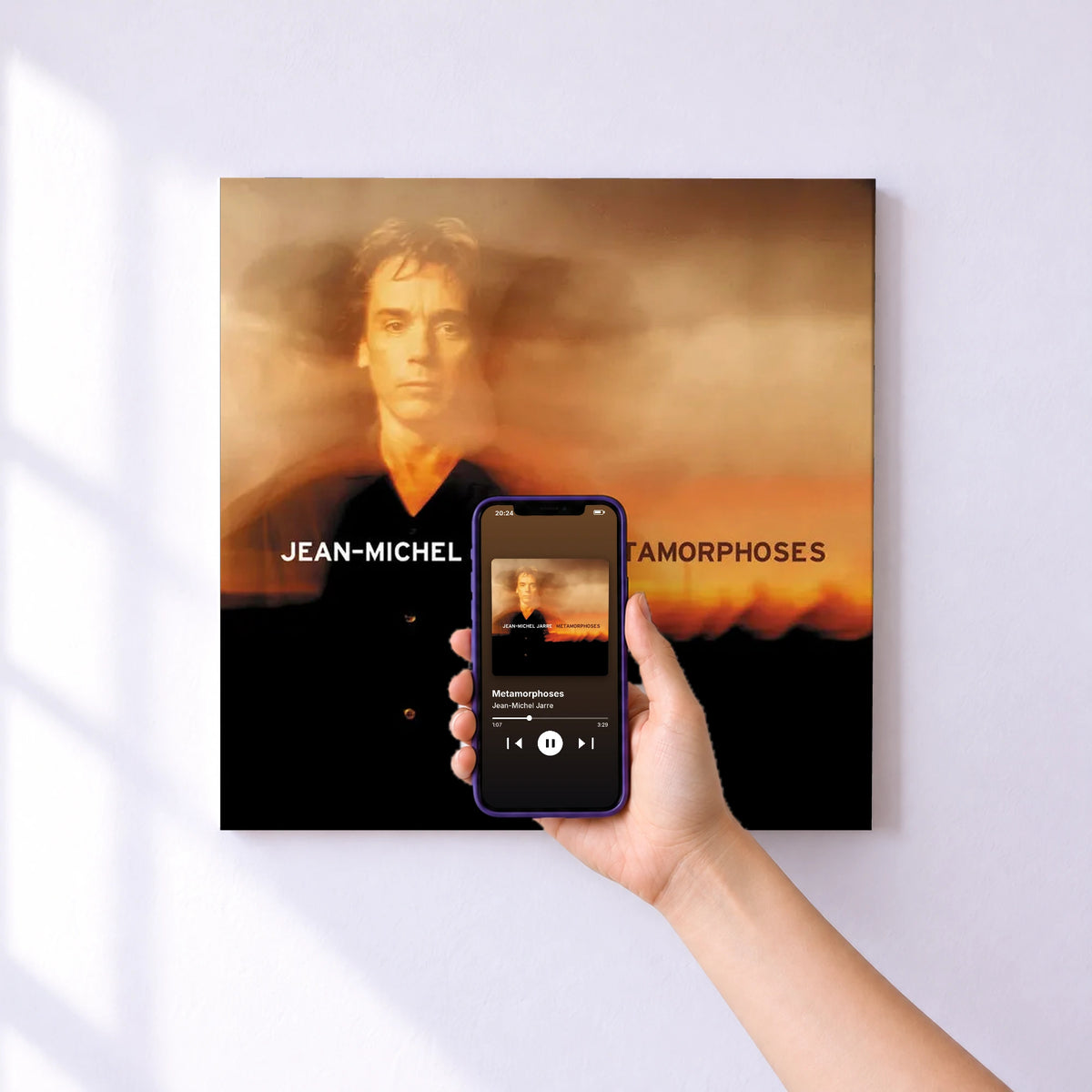 Affiche connectée Metamorphoses de Jean-Michel Jarre au mur : l'album se lance en approchant le téléphone