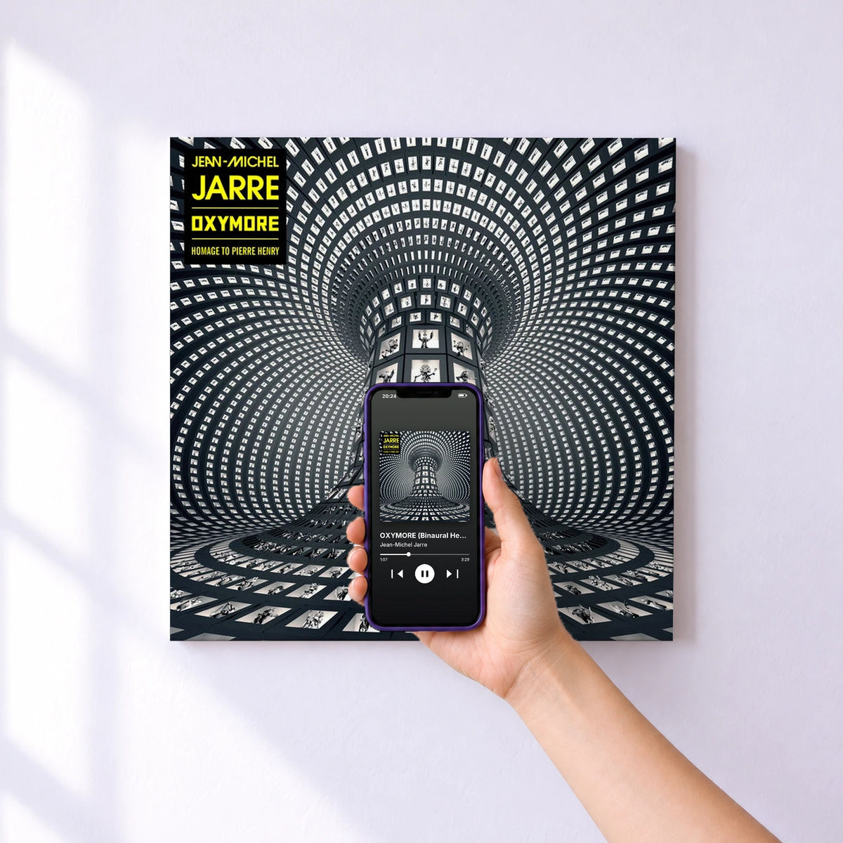 Affiche connectée OXYMORE (Binaural Headphone Mix) de Jean-Michel Jarre au mur : l'album se lance en approchant le téléphone