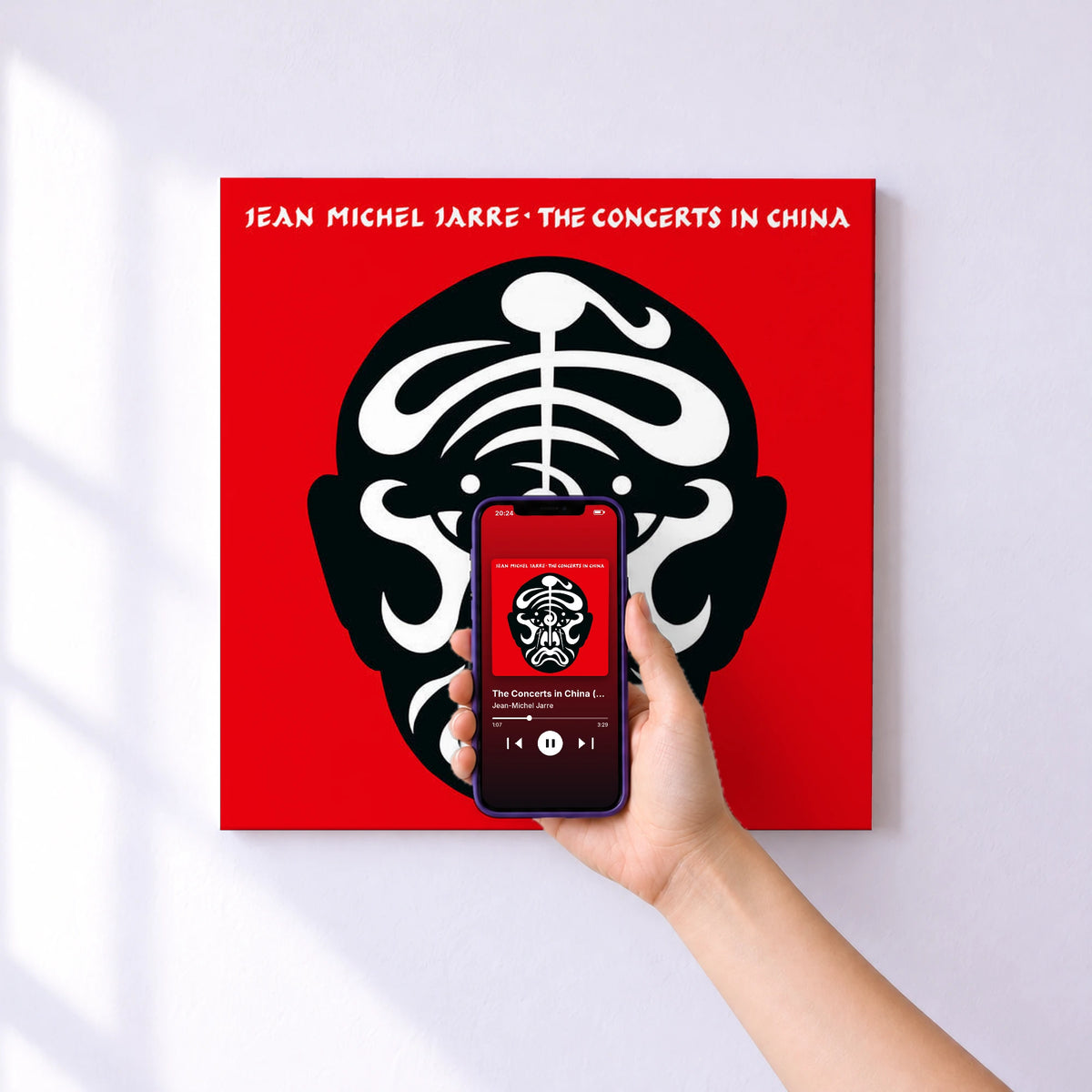 Affiche connectée The Concerts in China (40th Anniversary - Remastered Edition - Live) de Jean-Michel Jarre au mur : l'album se lance en approchant le téléphone