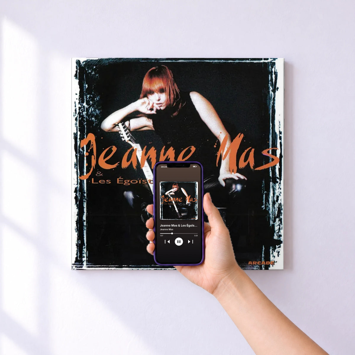 Affiche connectée Jeanne Mas & Les Égoïstes de Jeanne Mas au mur : l'album se lance en approchant le téléphone