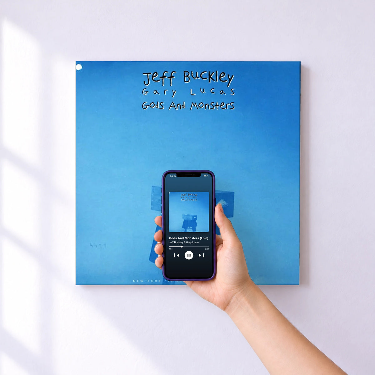 Affiche connectée Gods And Monsters (Live) de Jeff Buckley & Gary Lucas au mur : l'album se lance en approchant le téléphone