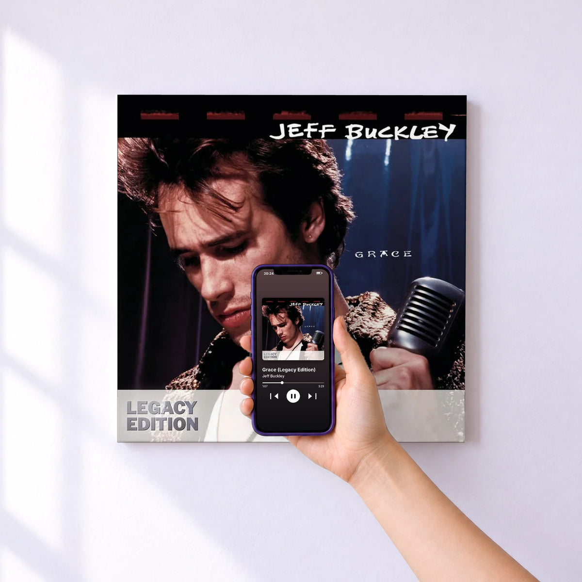 Affiche connectée Grace (Legacy Edition) de Jeff Buckley au mur : l'album se lance en approchant le téléphone