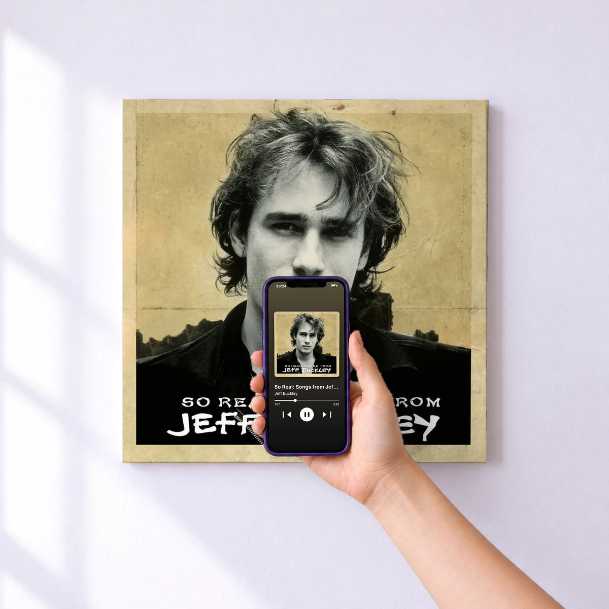 Affiche connectée So Real: Songs from Jeff Buckley (Expanded Edition) de Jeff Buckley au mur : l'album se lance en approchant le téléphone