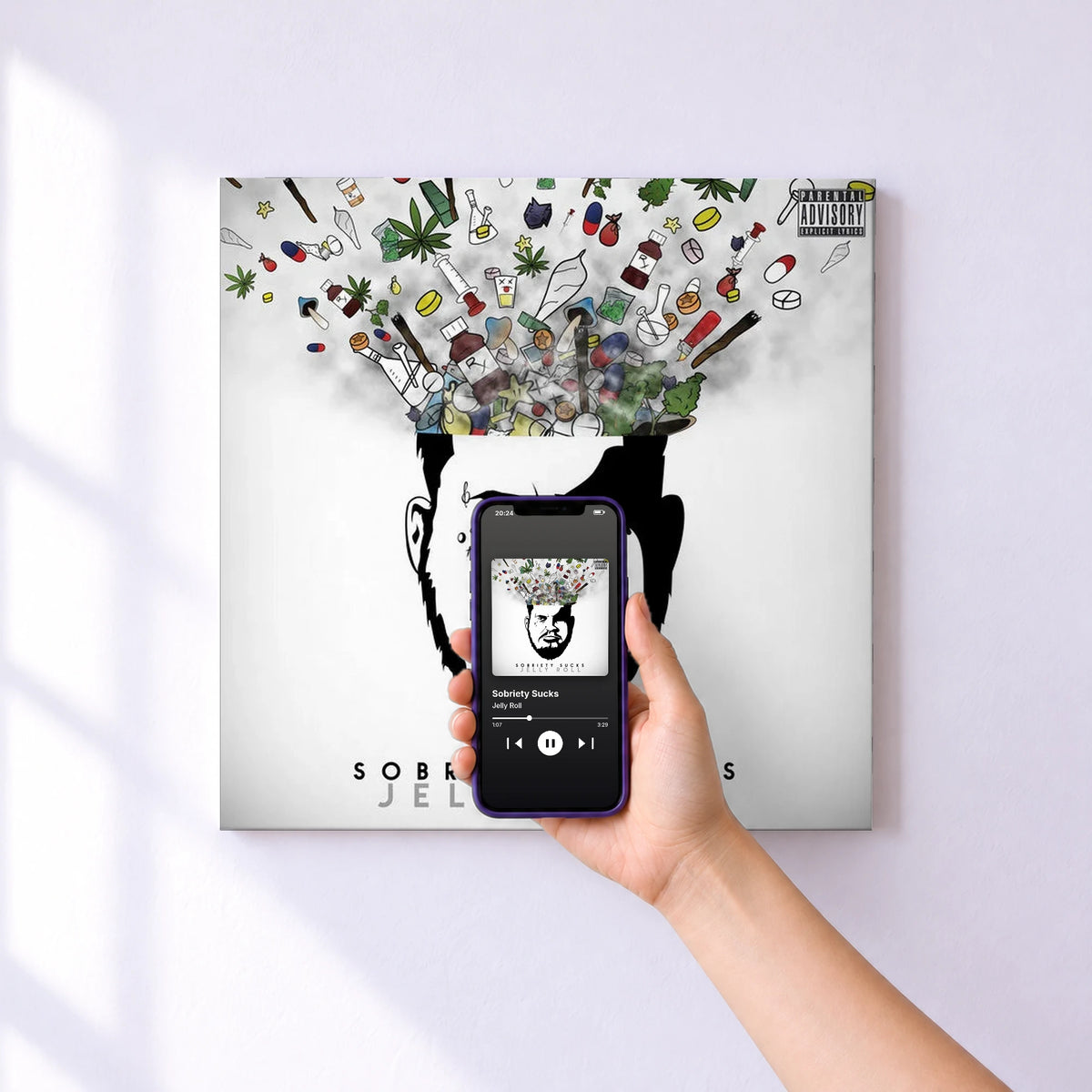 Affiche connectée Sobriety Sucks de Jelly Roll au mur : l'album se lance en approchant le téléphone