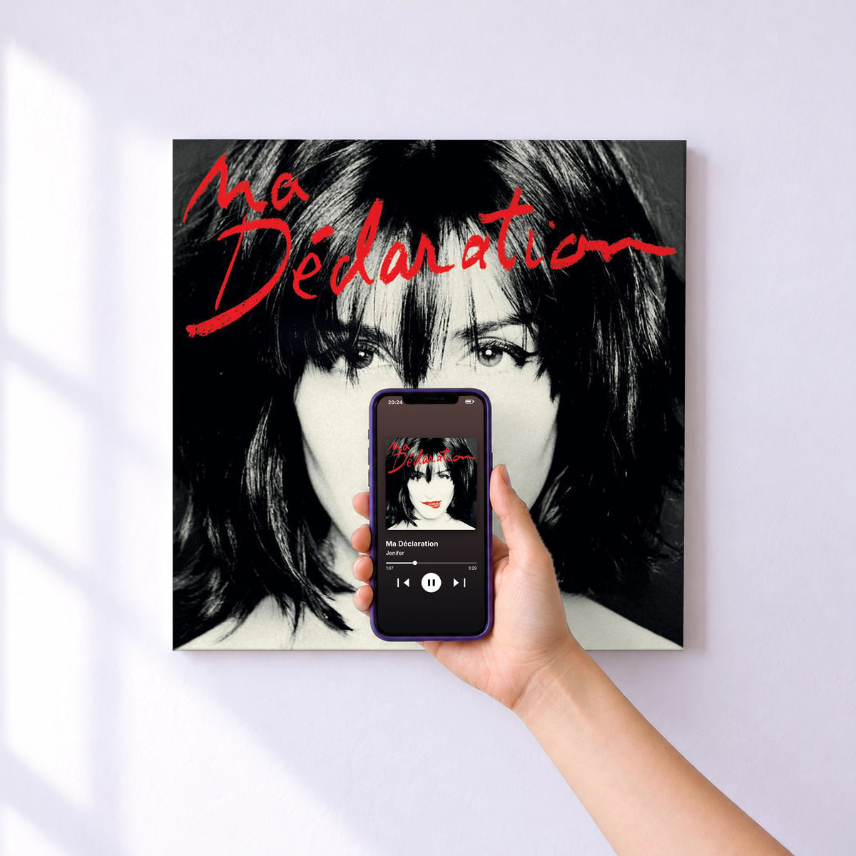Affiche connectée Ma Déclaration de Jenifer au mur : l'album se lance en approchant le téléphone