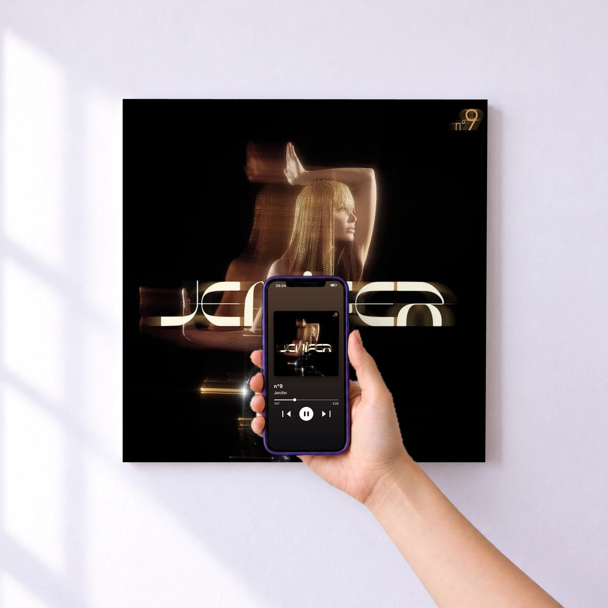 Affiche connectée n°9 de Jenifer au mur : l'album se lance en approchant le téléphone
