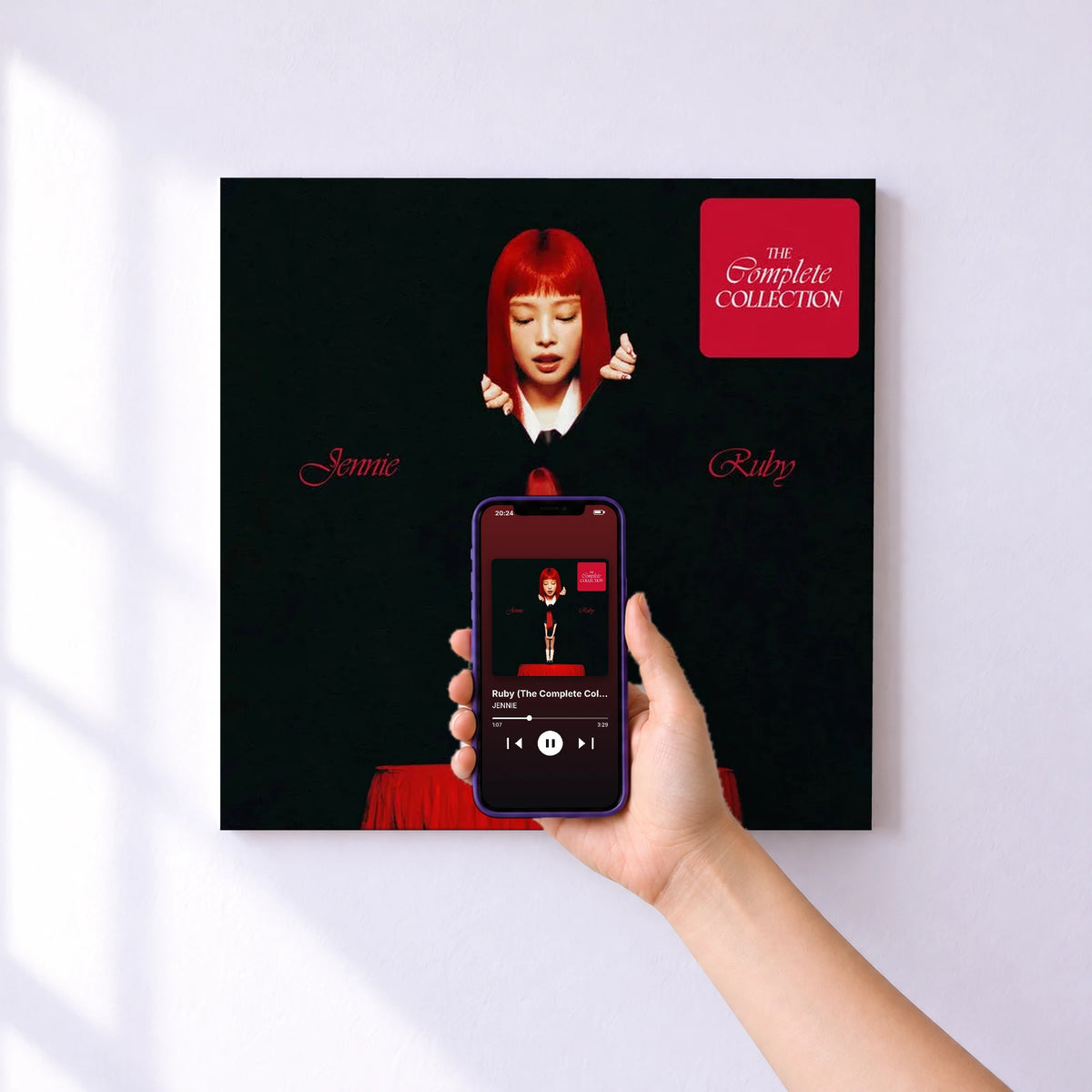 Affiche connectée Ruby (The Complete Collection) de JENNIE au mur : l'album se lance en approchant le téléphone
