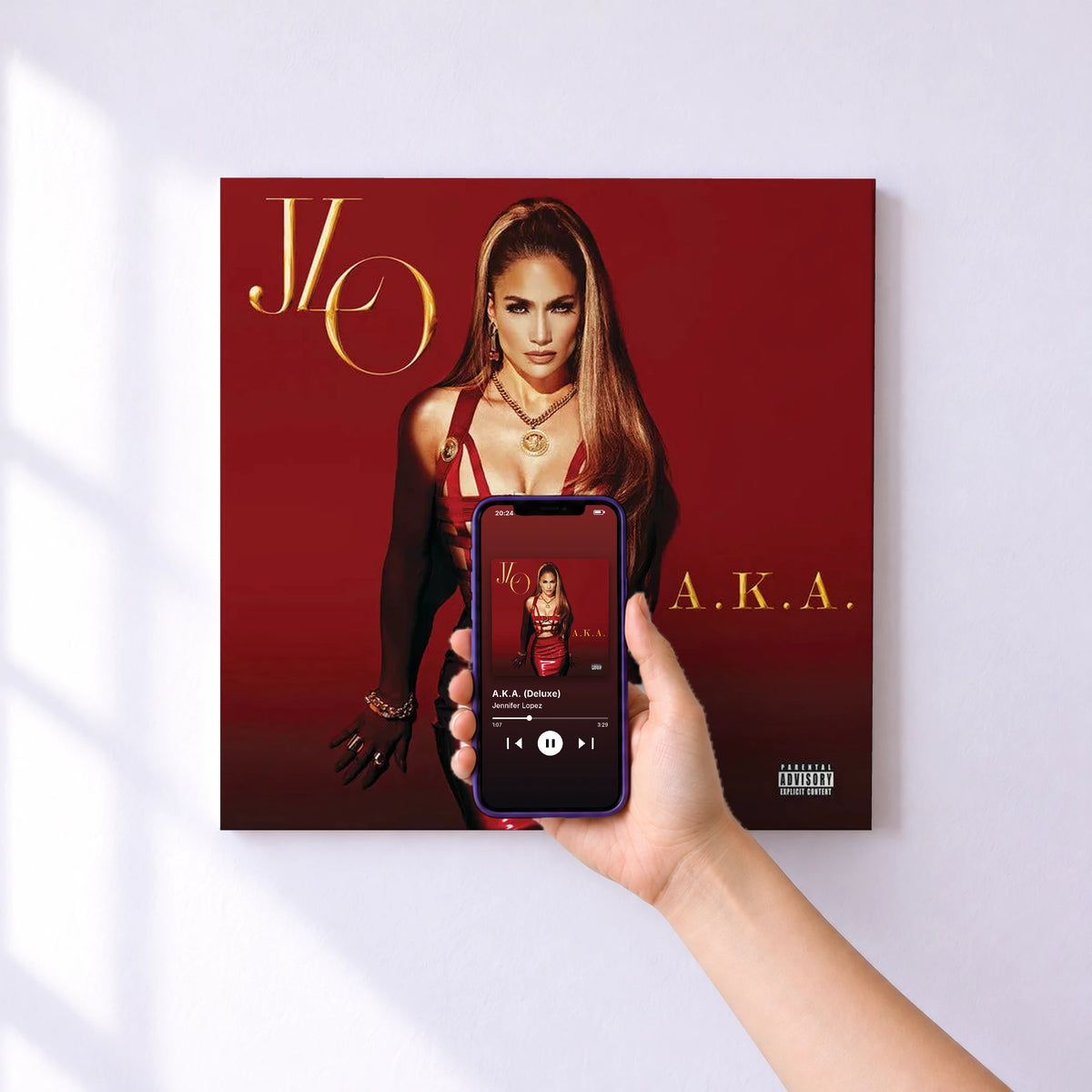 Affiche connectée A.K.A. (Deluxe) de Jennifer Lopez au mur : l'album se lance en approchant le téléphone