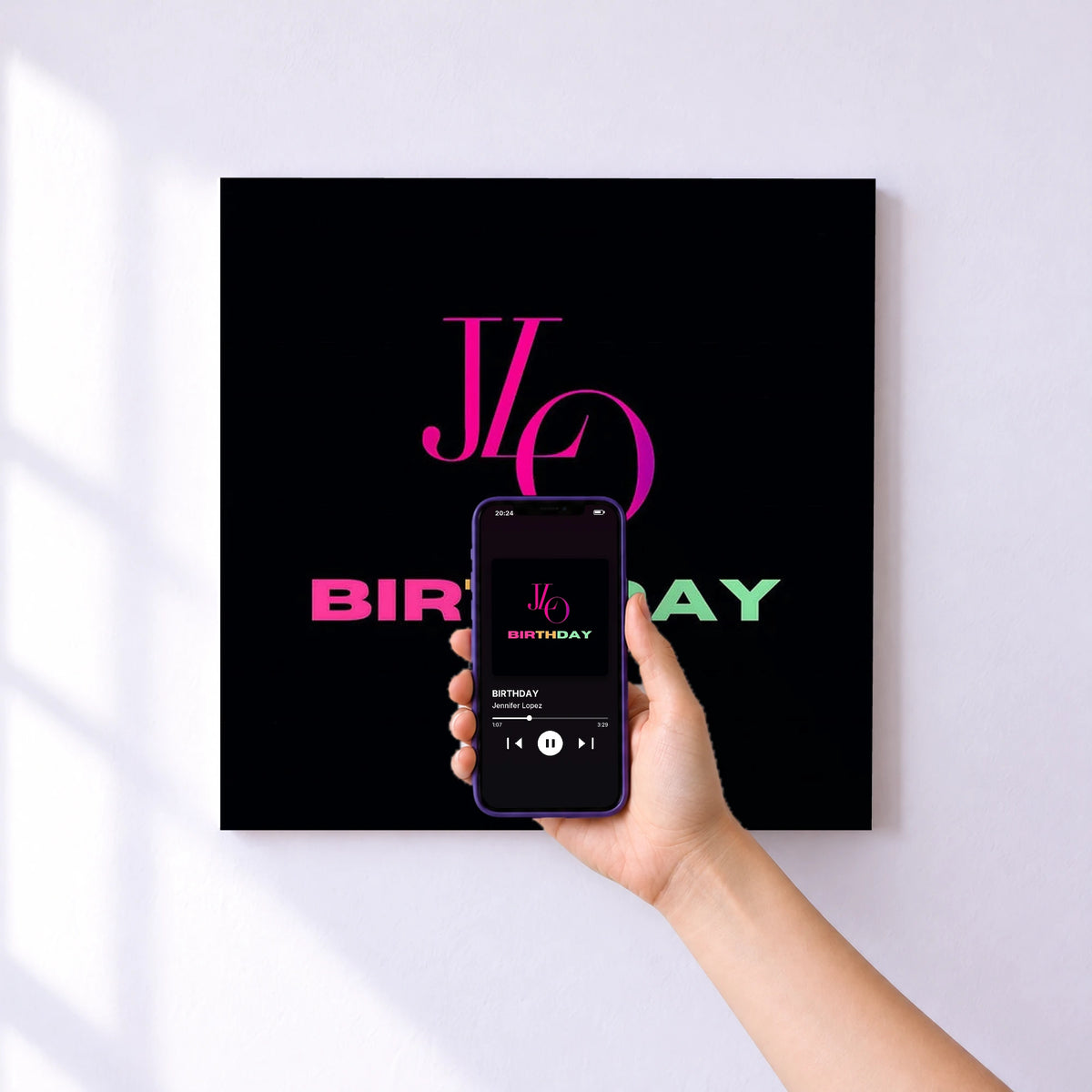 Affiche connectée BIRTHDAY de Jennifer Lopez au mur : l'album se lance en approchant le téléphone