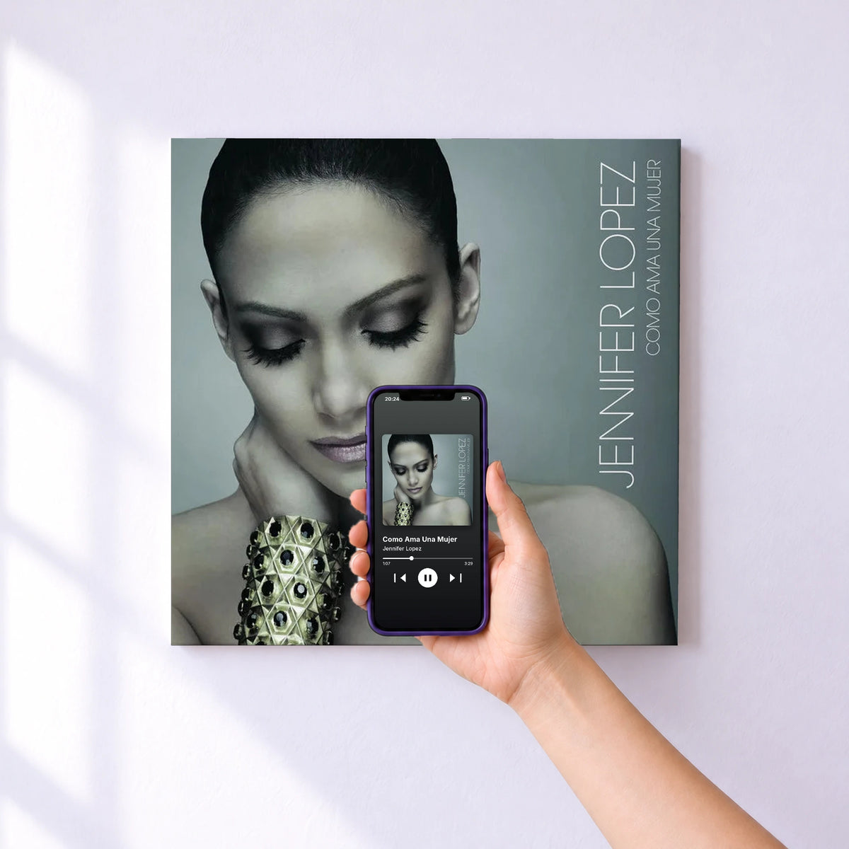 Affiche connectée Como Ama Una Mujer de Jennifer Lopez au mur : l'album se lance en approchant le téléphone