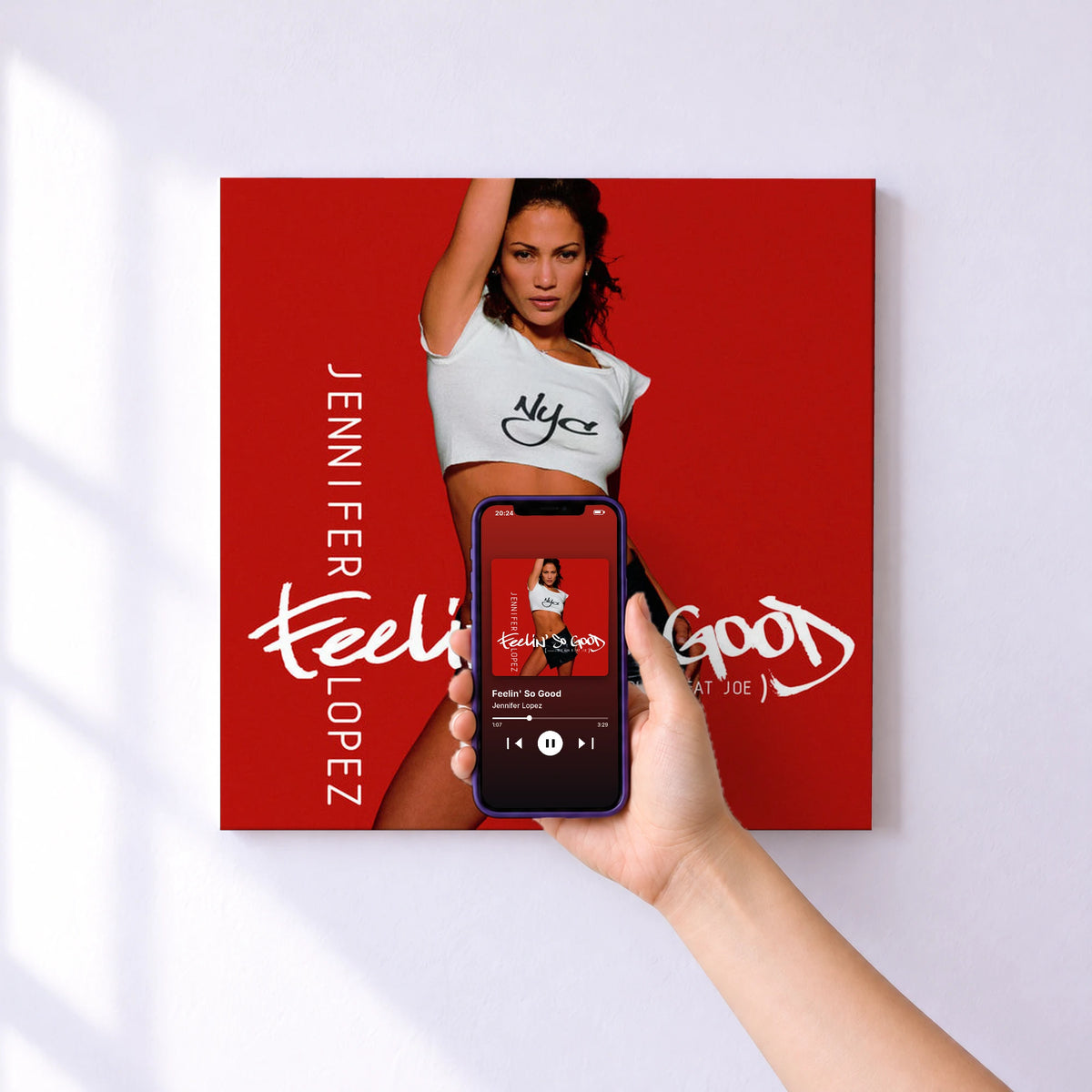 Affiche connectée Feelin' So Good de Jennifer Lopez au mur : l'album se lance en approchant le téléphone