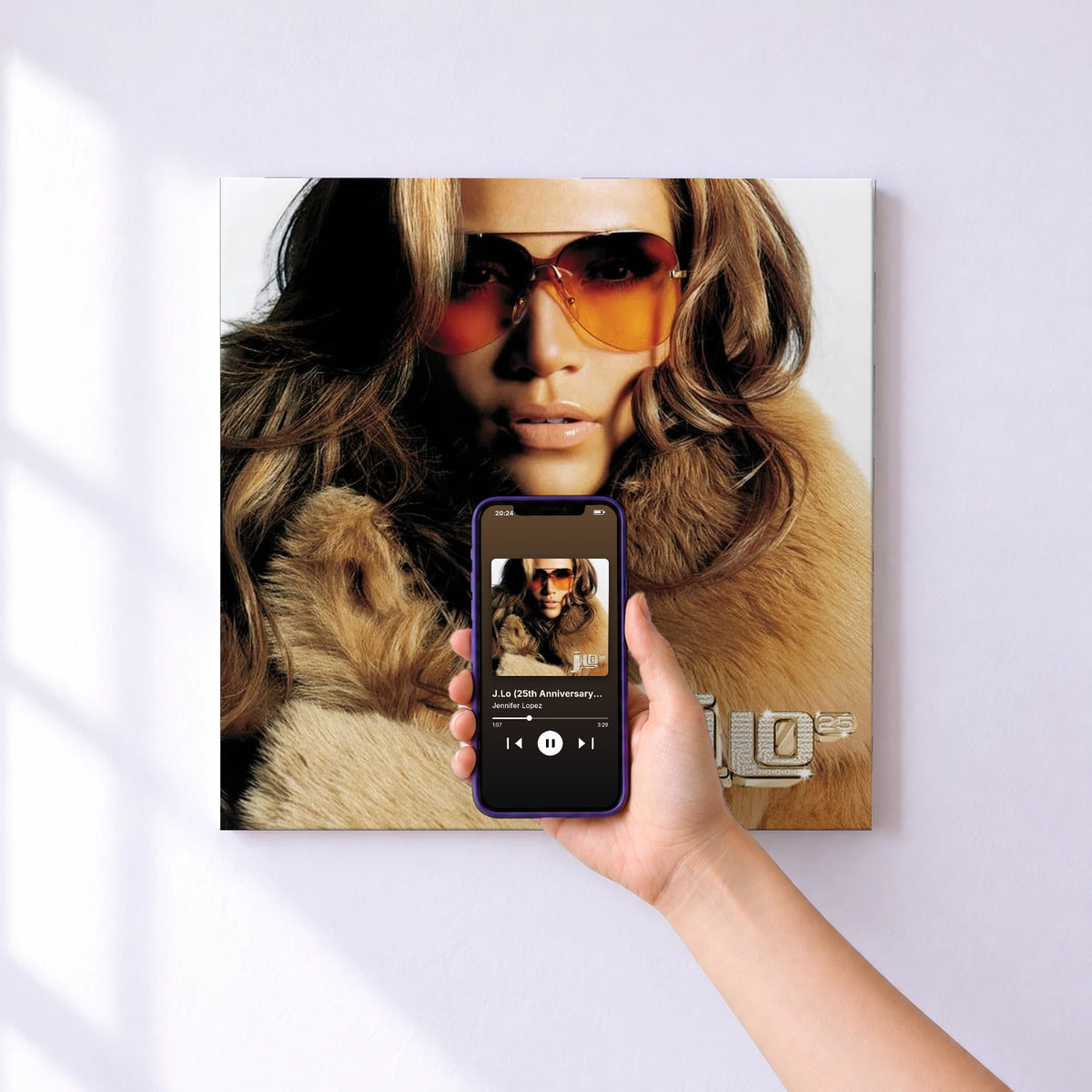 Affiche connectée J.Lo (25th Anniversary Edition) de Jennifer Lopez au mur : l'album se lance en approchant le téléphone