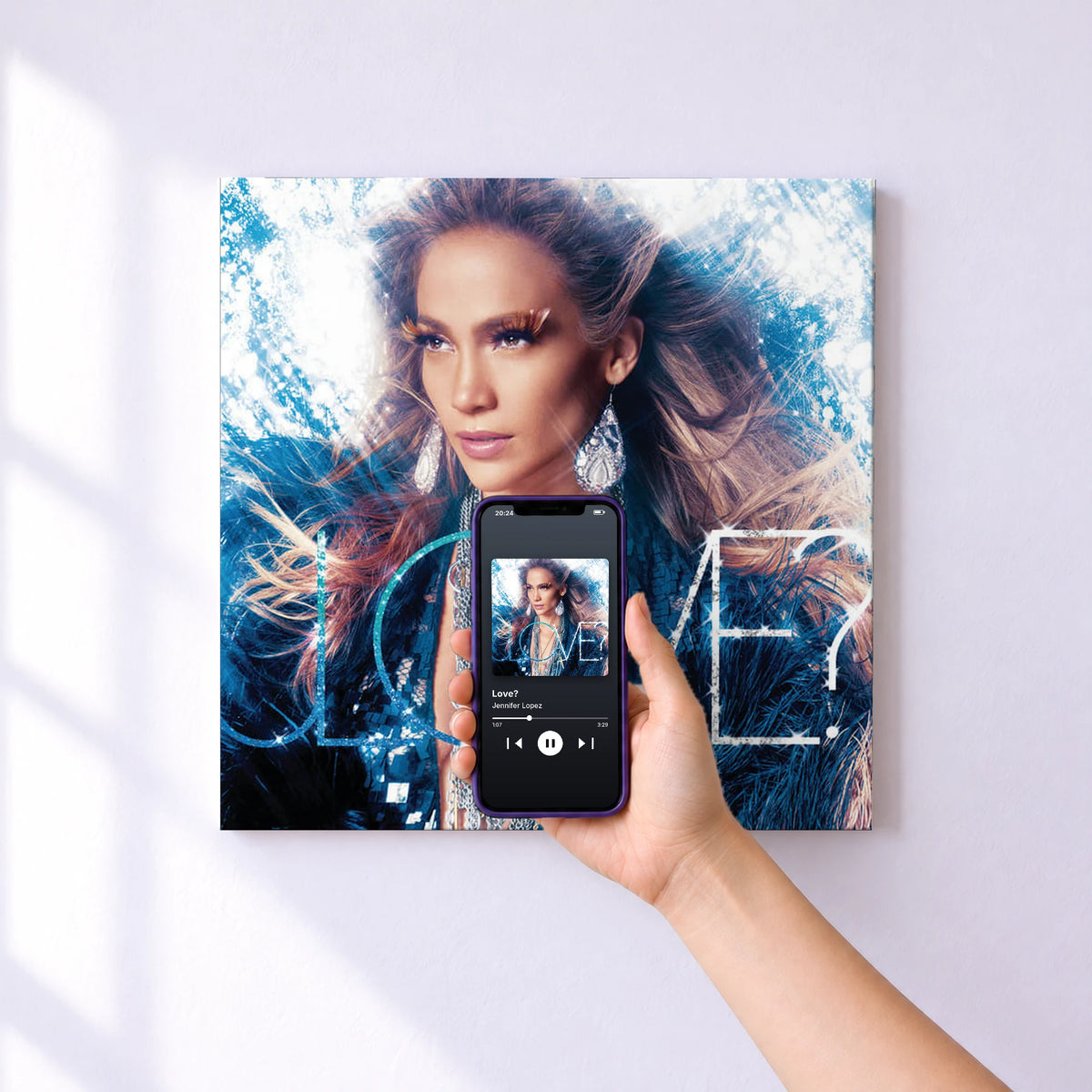 Affiche connectée Love? de Jennifer Lopez au mur : l'album se lance en approchant le téléphone