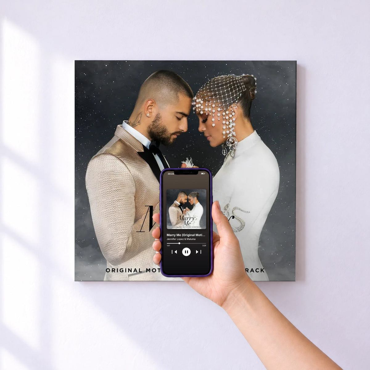 Affiche connectée Marry Me (Original Motion Picture Soundtrack) de Jennifer Lopez & Maluma au mur : l'album se lance en approchant le téléphone