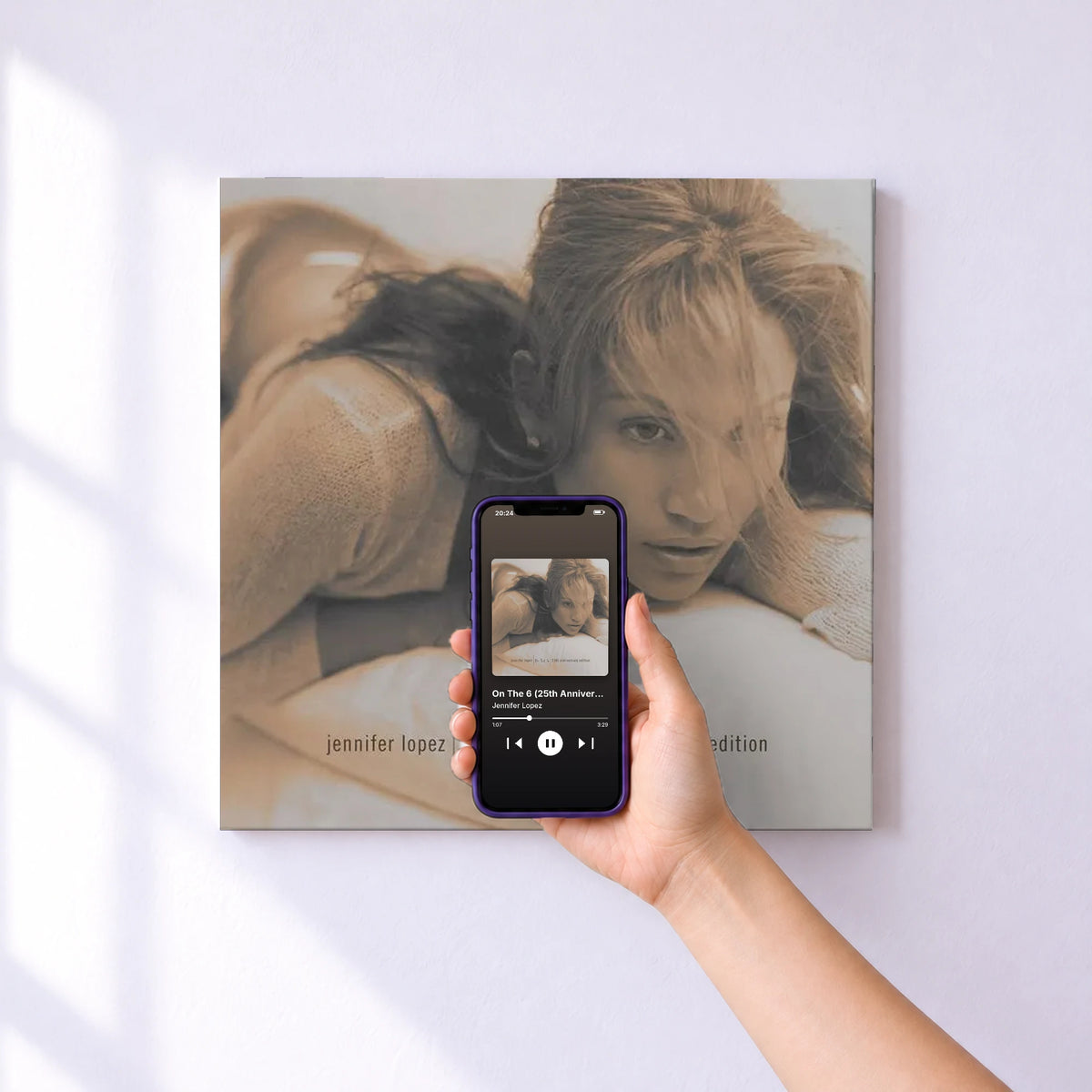 Affiche connectée On The 6 (25th Anniversary Edition) de Jennifer Lopez au mur : l'album se lance en approchant le téléphone