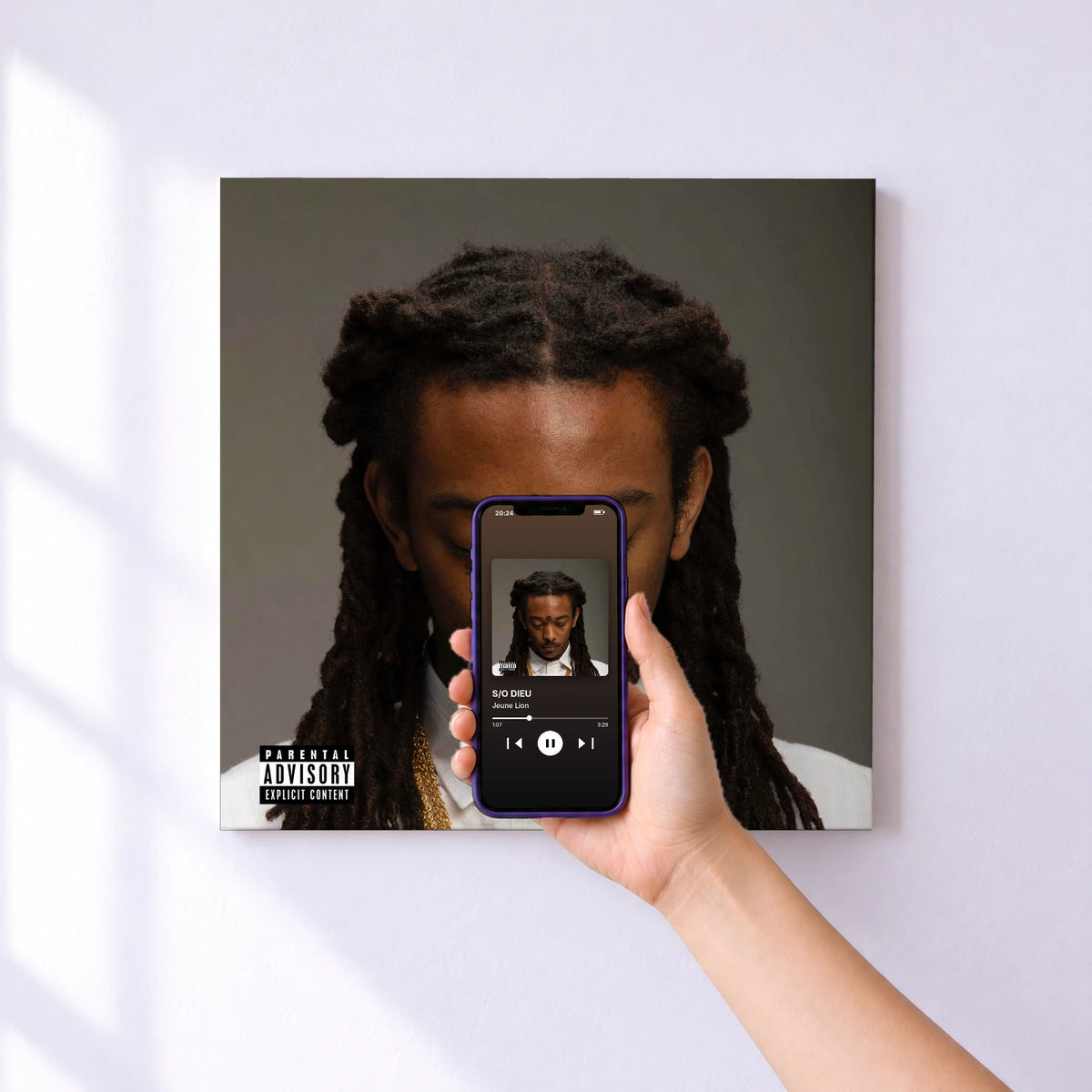 Affiche connectée S/O DIEU de Jeune Lion au mur : l'album se lance en approchant le téléphone