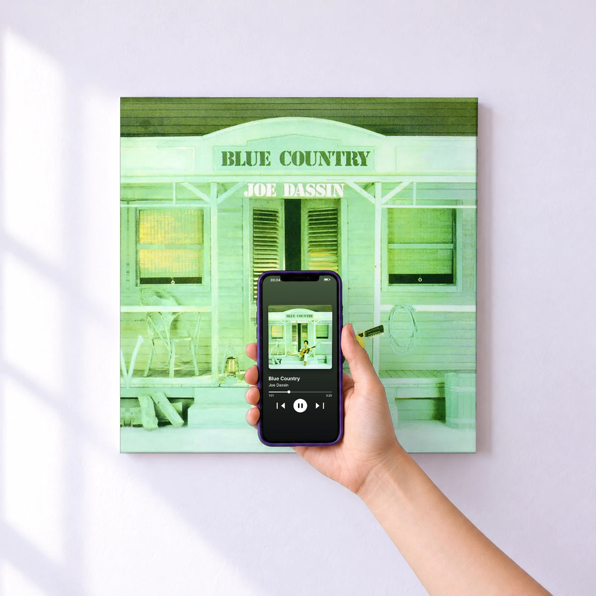 Affiche connectée Blue Country de Joe Dassin au mur : l'album se lance en approchant le téléphone