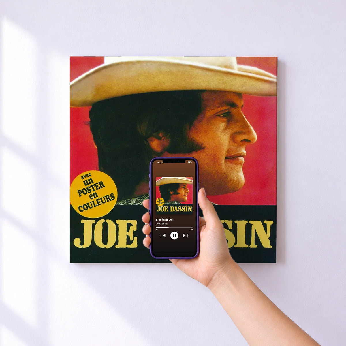 Affiche connectée Elle Était Oh... de Joe Dassin au mur : l'album se lance en approchant le téléphone