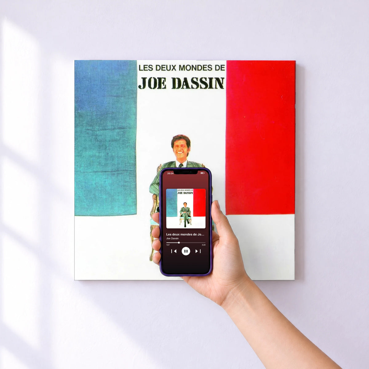 Affiche connectée Les deux mondes de Joe Dassin de Joe Dassin au mur : l'album se lance en approchant le téléphone