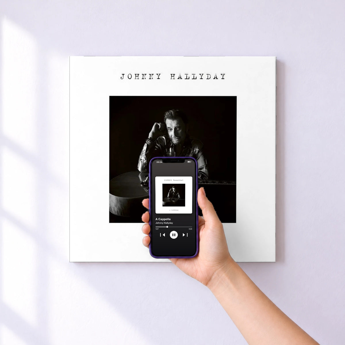 Affiche connectée A Cappella de Johnny Hallyday au mur : l'album se lance en approchant le téléphone