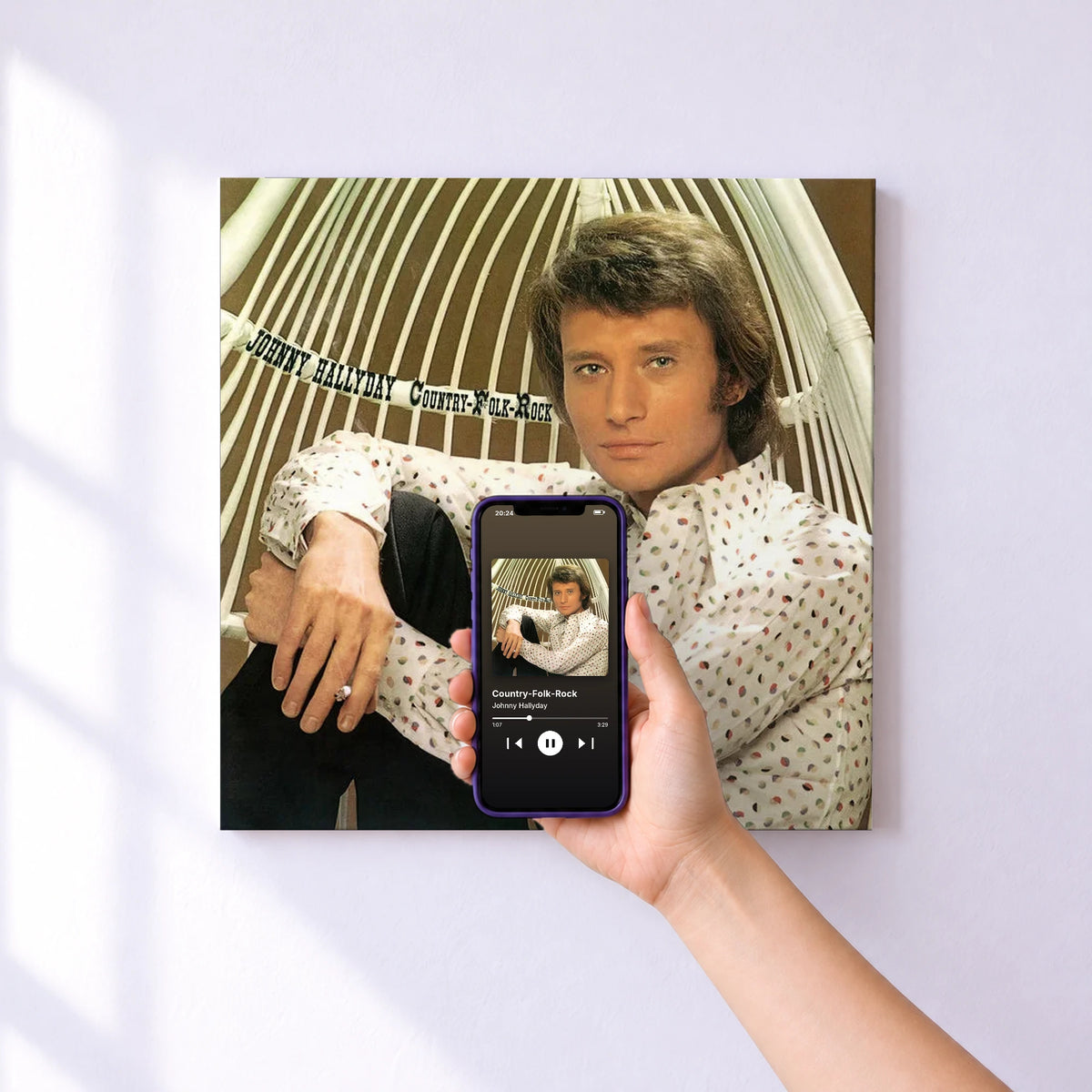 Affiche connectée Country-Folk-Rock de Johnny Hallyday au mur : l'album se lance en approchant le téléphone
