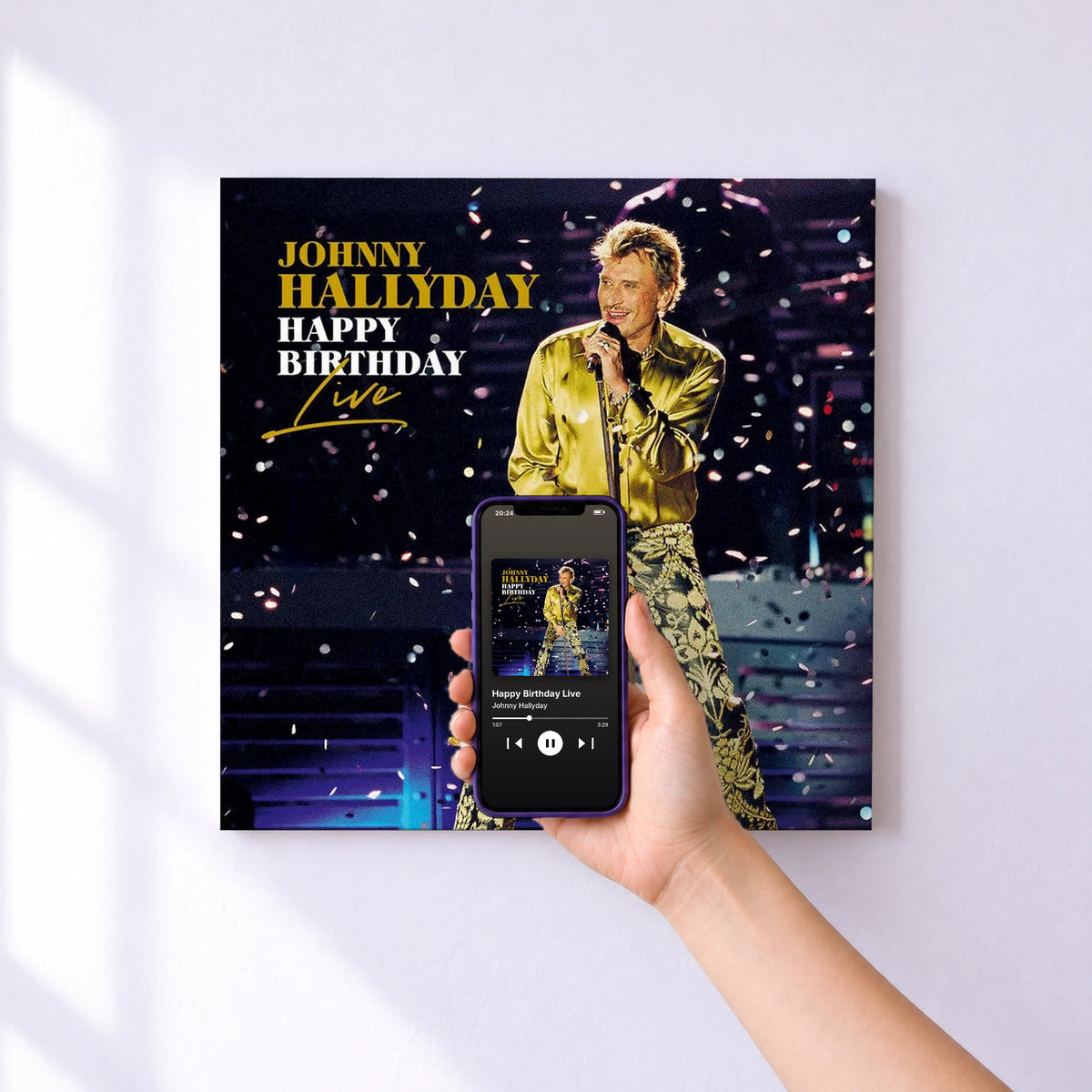 Affiche connectée Happy Birthday Live de Johnny Hallyday au mur : l'album se lance en approchant le téléphone