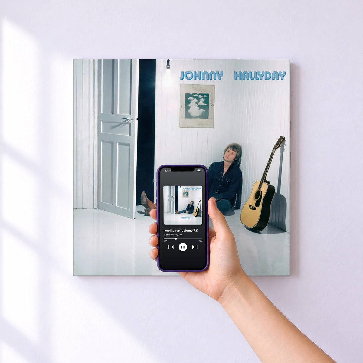 Affiche connectée Insolitudes (Johnny 73) de Johnny Hallyday au mur : l'album se lance en approchant le téléphone