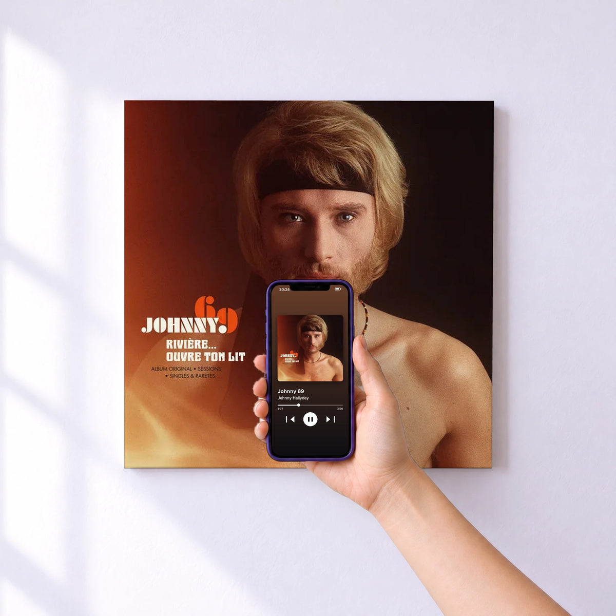Affiche connectée Johnny 69 de Johnny Hallyday au mur : l'album se lance en approchant le téléphone