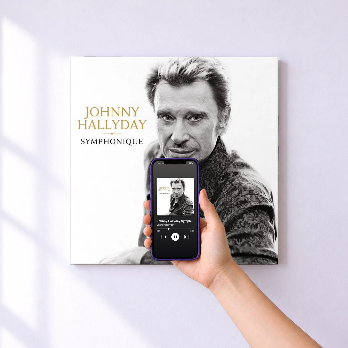 Affiche connectée Johnny Hallyday Symphonique de Johnny Hallyday au mur : l'album se lance en approchant le téléphone