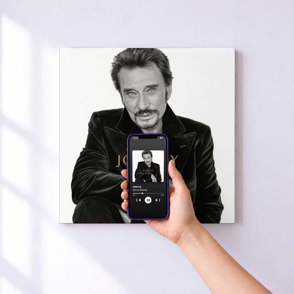 Affiche connectée Johnny de Johnny Hallyday au mur : l'album se lance en approchant le téléphone