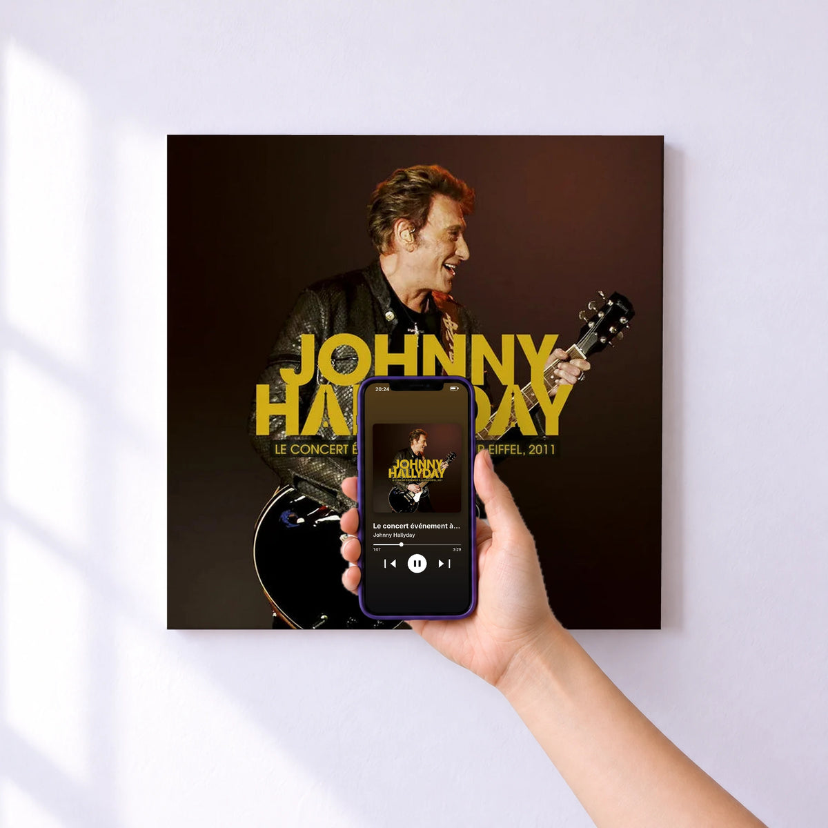 Affiche connectée Le concert événement à la Tour Eiffel, 2011 de Johnny Hallyday au mur : l'album se lance en approchant le téléphone