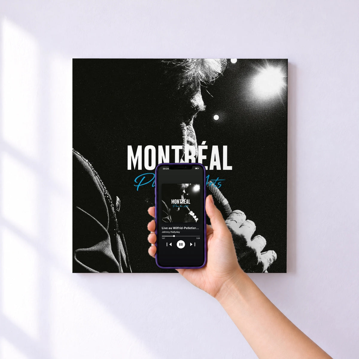 Affiche connectée Live au Wilfrid-Pelletier, Place des Arts, Montréal, Québec, Canada, 2014 de Johnny Hallyday au mur : l'album se lance en approchant le téléphone