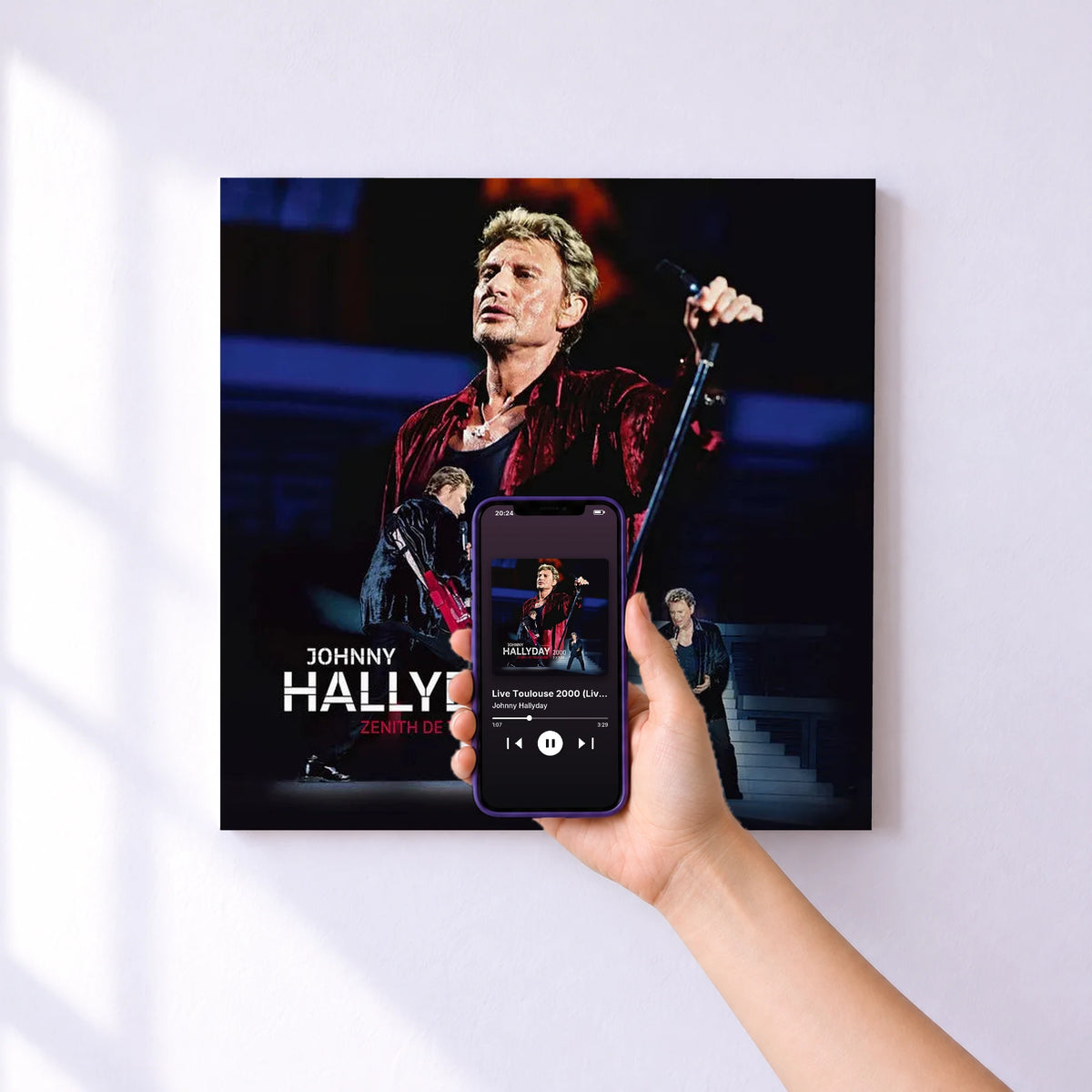 Affiche connectée Live Toulouse 2000 (Live au Zénith de Toulouse / 2 et 3 juin 2000) de Johnny Hallyday au mur : l'album se lance en approchant le téléphone
