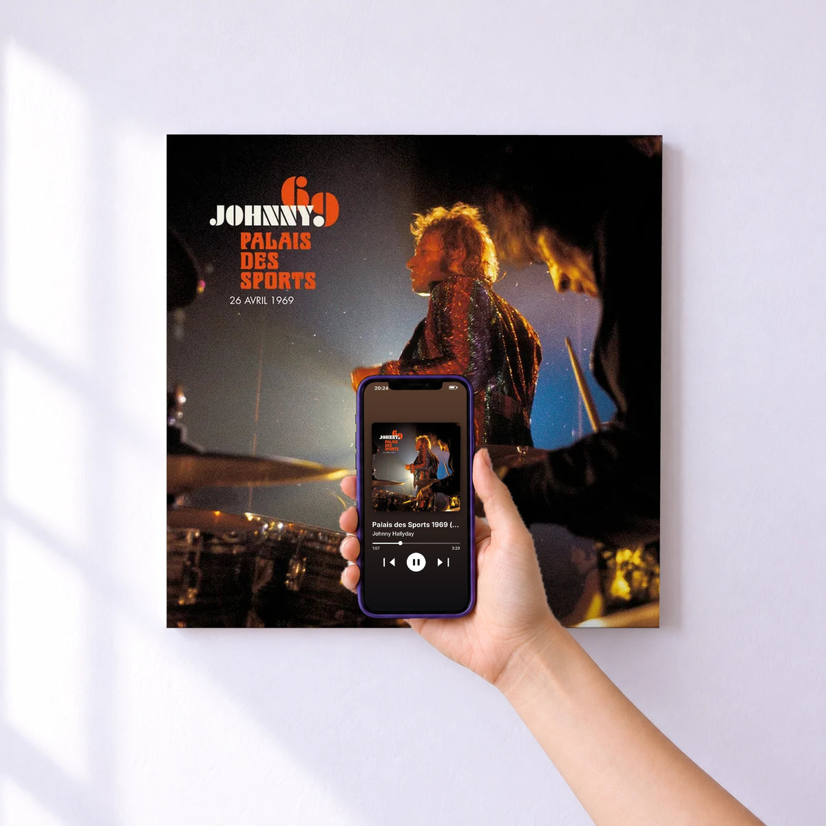 Affiche connectée Palais des Sports 1969 (Live) de Johnny Hallyday au mur : l'album se lance en approchant le téléphone