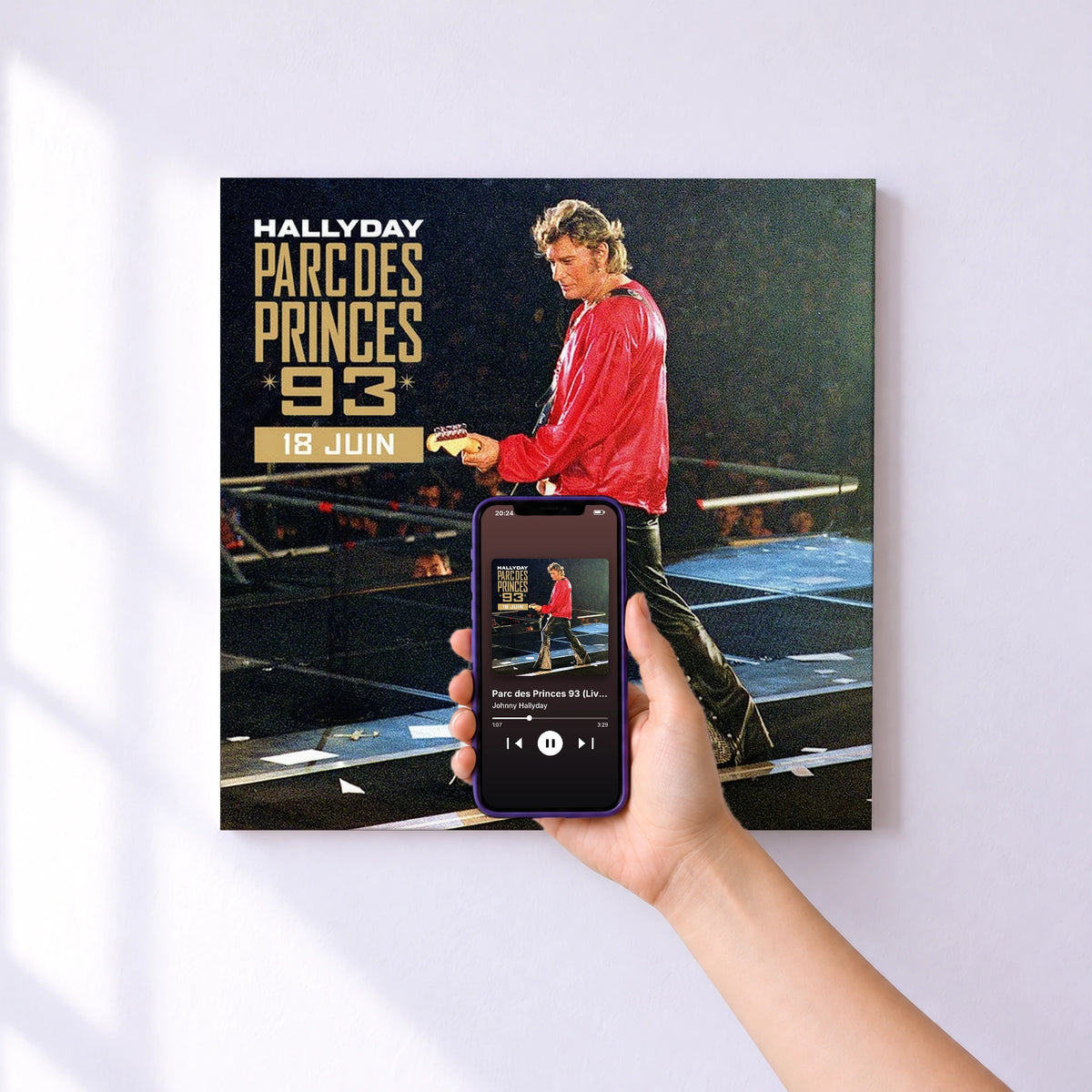 Affiche connectée Parc des Princes 93 (Live / Vendredi 18 juin 1993) de Johnny Hallyday au mur : l'album se lance en approchant le téléphone
