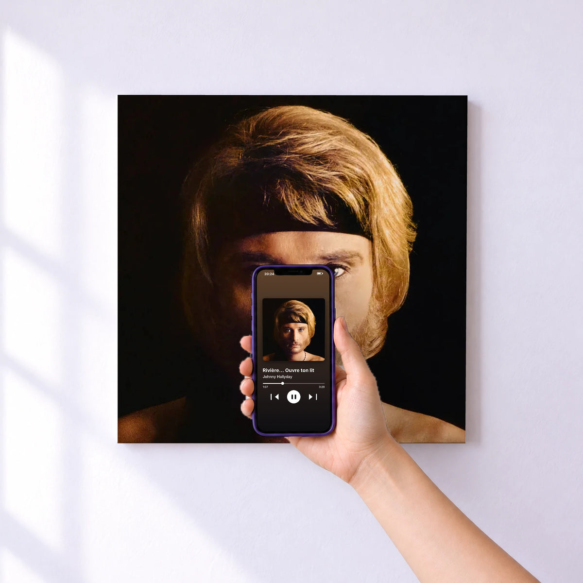Affiche connectée Rivière... Ouvre ton lit de Johnny Hallyday au mur : l'album se lance en approchant le téléphone