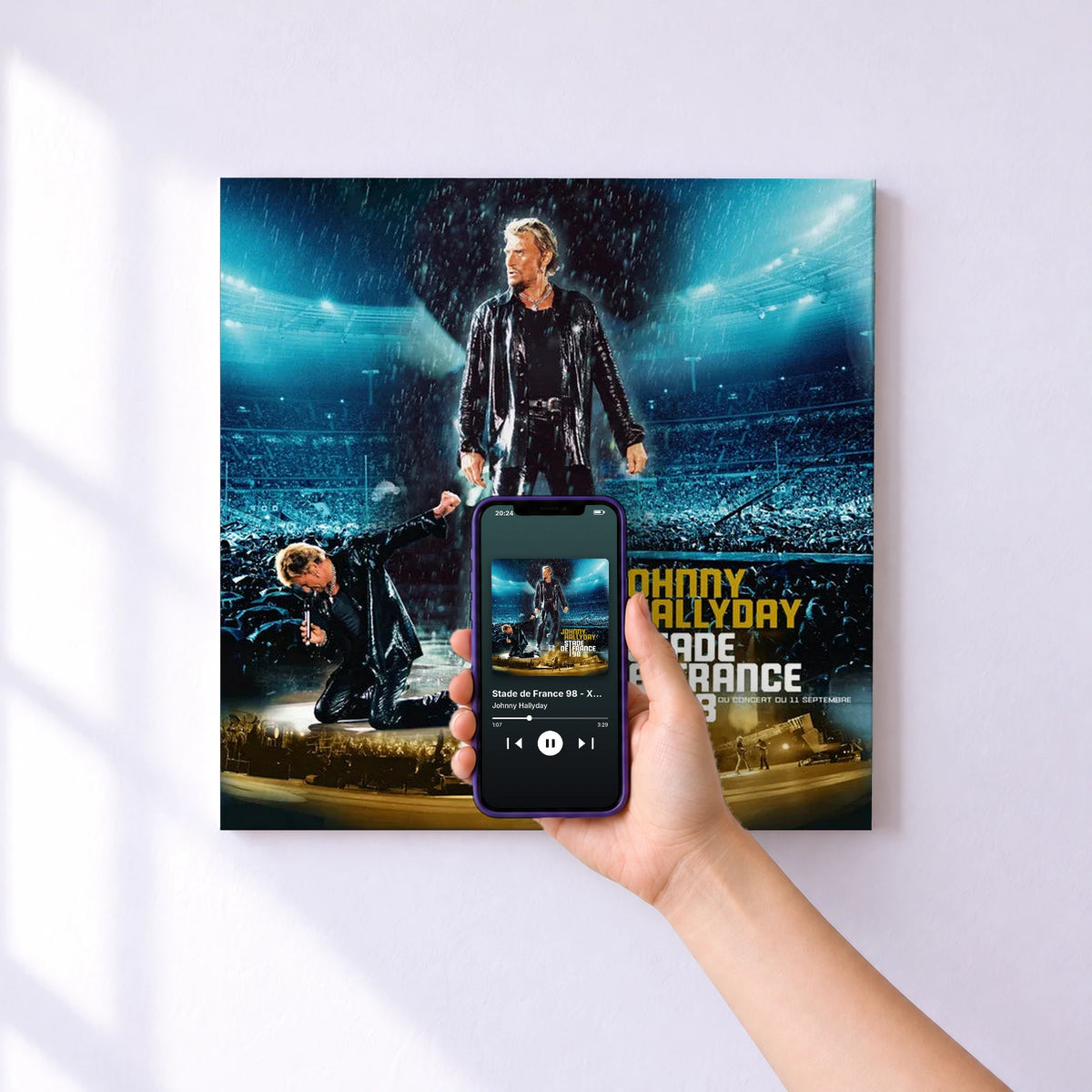 Affiche connectée Stade de France 98 - XXème anniversaire de Johnny Hallyday au mur : l'album se lance en approchant le téléphone