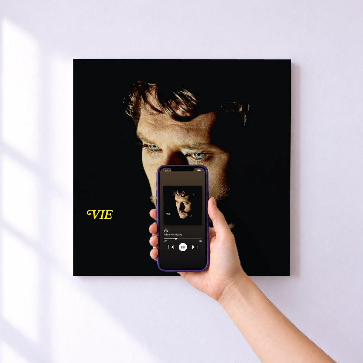 Affiche connectée Vie de Johnny Hallyday au mur : l'album se lance en approchant le téléphone