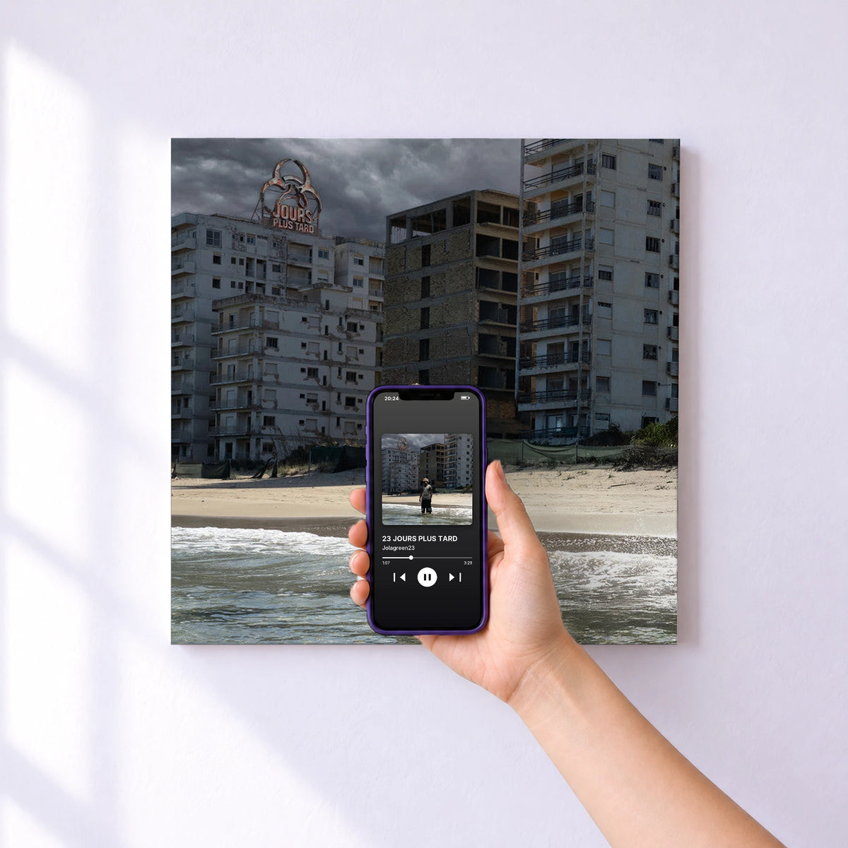 Affiche connectée 23 JOURS PLUS TARD de Jolagreen23 au mur : l'album se lance en approchant le téléphone