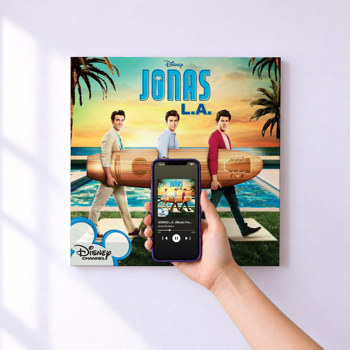 Affiche connectée JONAS L.A. (Music from the TV Series) de Jonas Brothers au mur : l'album se lance en approchant le téléphone