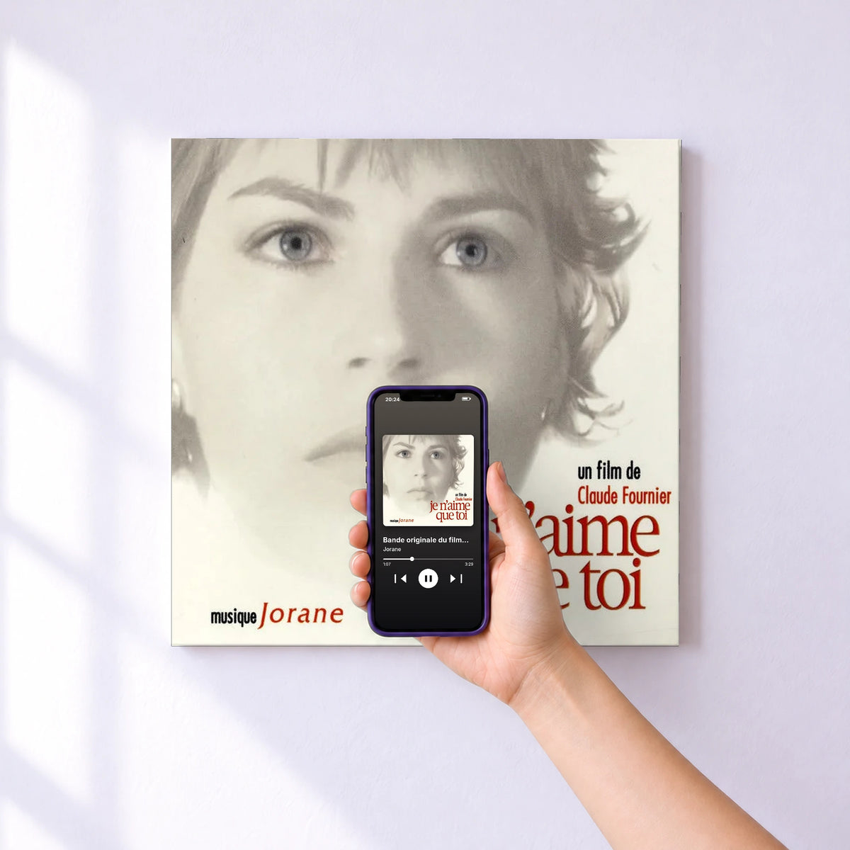 Affiche connectée Bande originale du film "Je n'aime que toi" de Jorane au mur : l'album se lance en approchant le téléphone