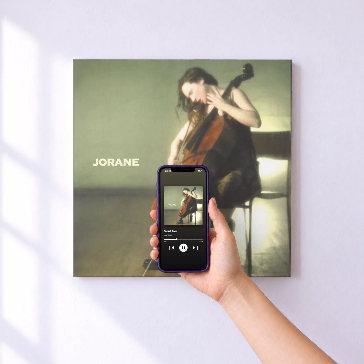 Affiche connectée Vent fou de Jorane au mur : l'album se lance en approchant le téléphone